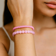 Duo de bracelets rose pour homme, l’un en perles rondes en pierres naturelles, l’autre en fil ciré tressé.