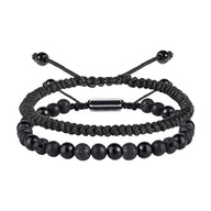 Duo de bracelets homme noirs, l’un en perles mates en pierres naturelles, l’autre en fil ciré tressé avec perles et fermoir.