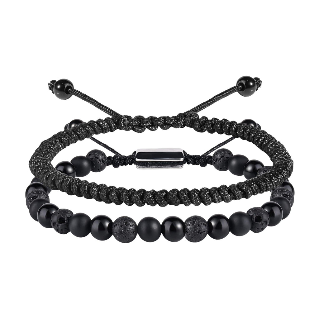 Duo de bracelets homme noirs, l’un en perles mates en pierres naturelles, l’autre en fil ciré tressé avec perles et fermoir.