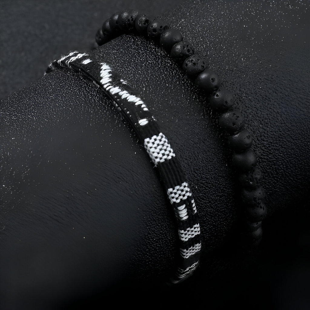 Duo de bracelets noirs, l’un en perles mates, l’autre en fil ciré tissé motifs blancs et noirs, style tibétain.