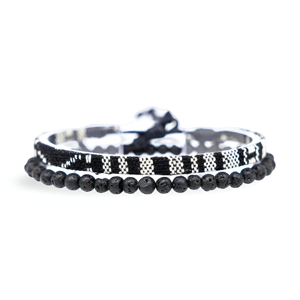 Duo de bracelets tibétains noirs en pierres naturelles et fil ciré avec motifs argentés, pour homme.
