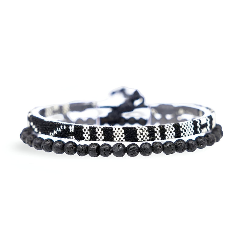 Duo de bracelets tibétains noirs en pierres naturelles et fil ciré avec motifs argentés, pour homme.