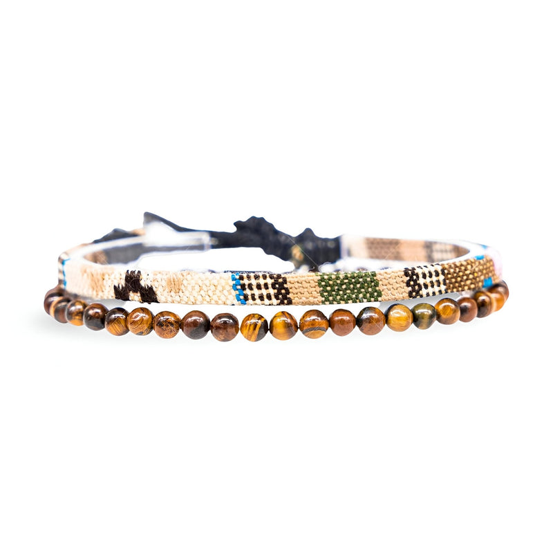 Duo de bracelets tibétains hommes en pierres naturelles œil de tigre et fil ciré beige avec motifs colorés.