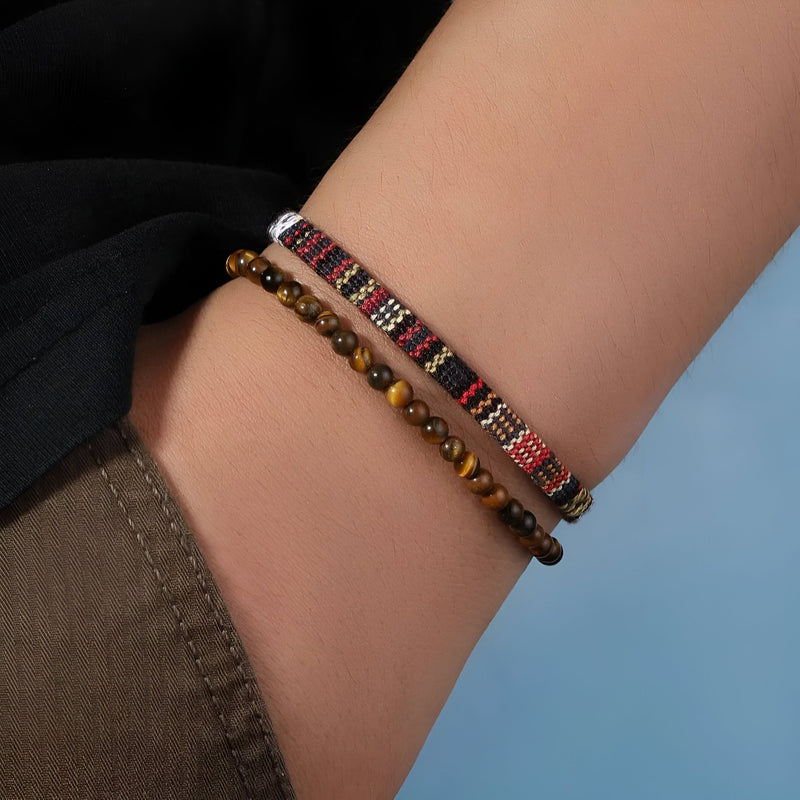 Duo de bracelets tibétains pour homme avec perles naturelles ocre et fil ciré noir, rouge et beige tressé.