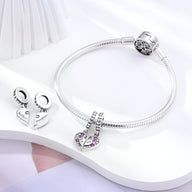 Bracelet argenté avec charm cœur orné de pierres roses et boucles d'oreilles cœur mère-fille argentées en demi-coeur séparé.