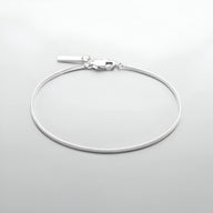 Bracelet homme en acier inoxydable, maille serpent fine, fermoir mousqueton argenté.