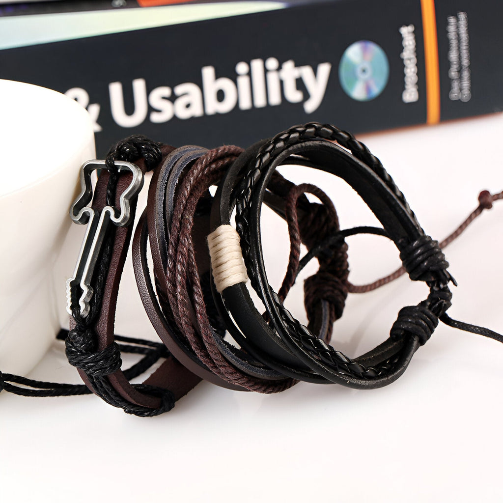 Ensemble de 3 bracelets en cuir marron et noir, avec tressage et charm guitare métallique noir.
