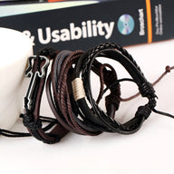 Ensemble de 3 bracelets en cuir marron et noir, avec tressage et charm guitare métallique noir.
