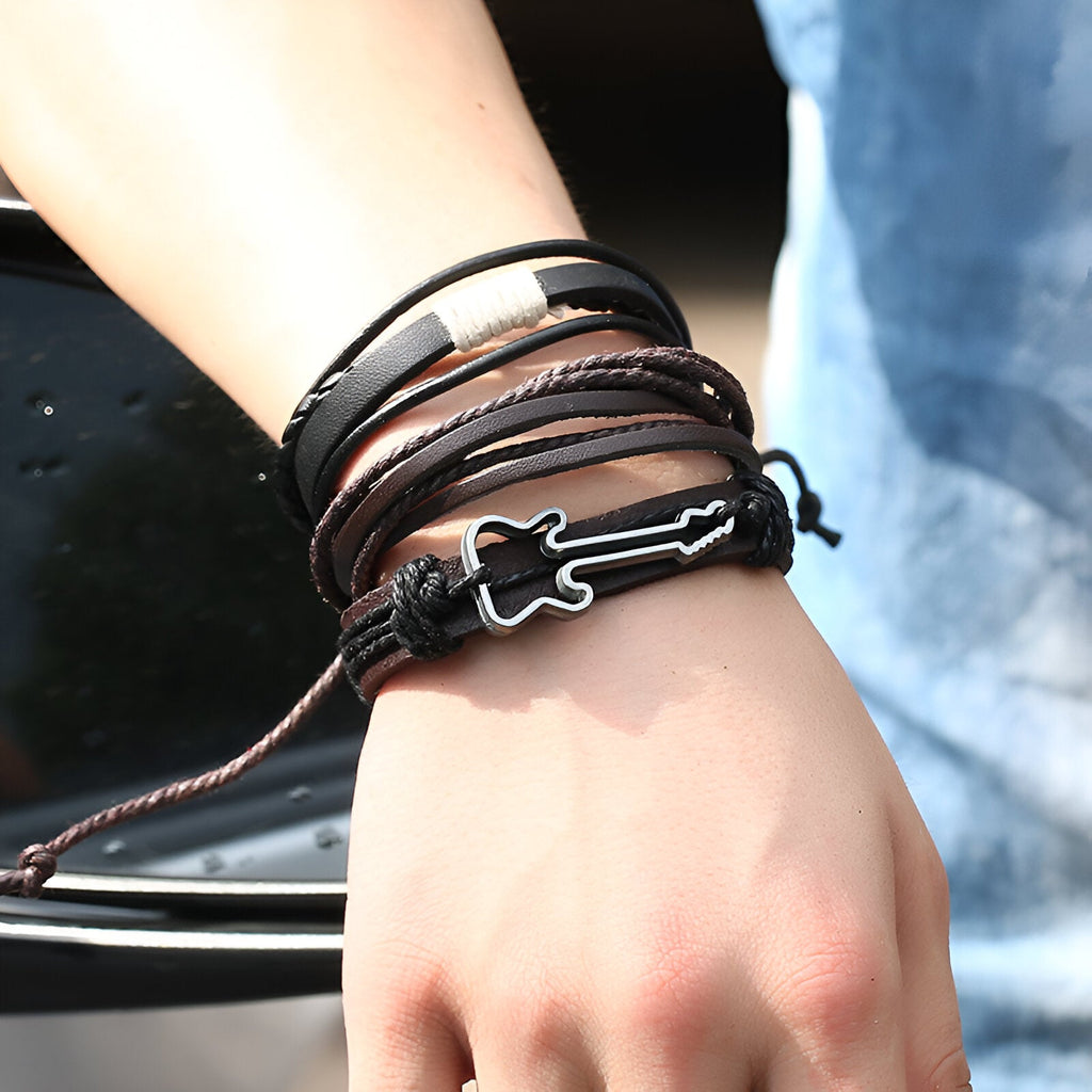 Ensemble de 3 bracelets en cuir marron avec charm guitare noir, style mixte, modèle Jimi.