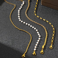 Ensemble de 4 bracelets femmes en acier inoxydable, finitions or et perles blanches, styles variés.