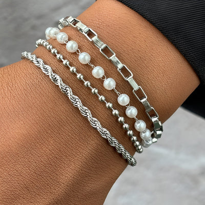 Ensemble de 4 bracelets femme en acier inoxydable argenté, perles blanches et maillons variés.