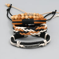 Ensemble de 4 bracelets mixtes en cuir noir, cordon tressé blanc et orange, perles en bois clair, plaque métal gravée.