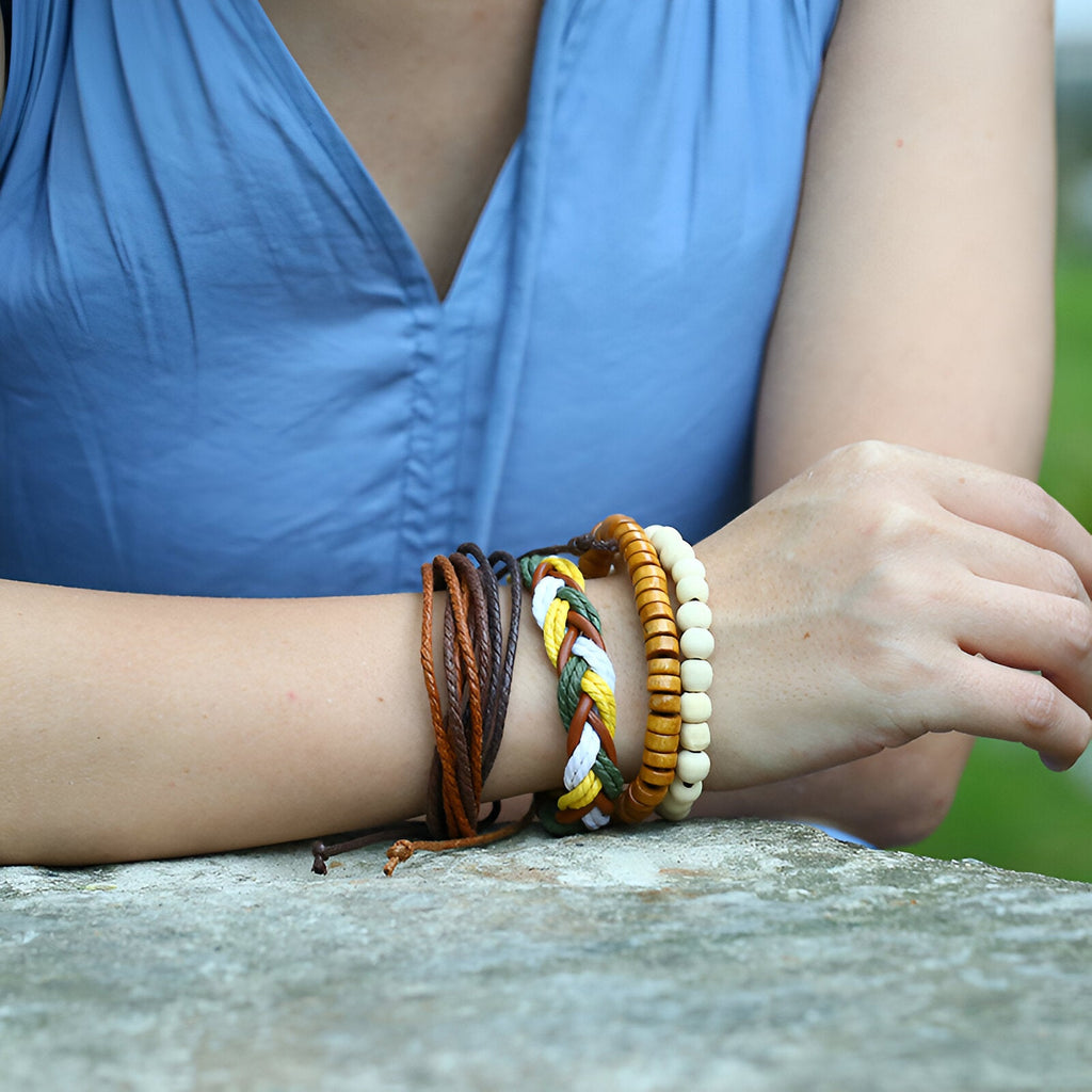 Ensemble de 4 bracelets mixte en cuir marron et perles bois blanches, style naturel et coloré.