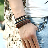 Ensemble de 4 bracelets pour homme en cuir brun et bois, avec perles turquoise et design tressé élégant.