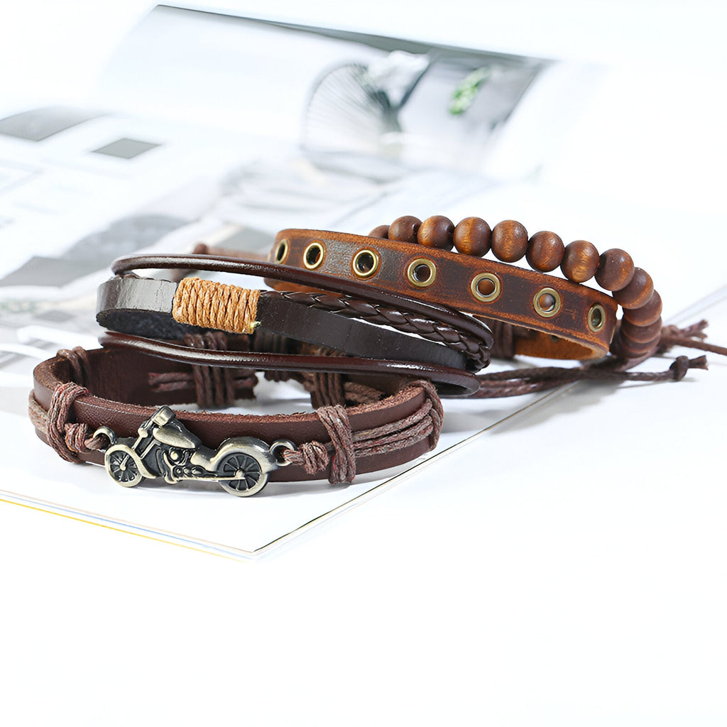 Ensemble de 4 bracelets marron en cuir et perles bois, motif moto métallique, style homme vintage.