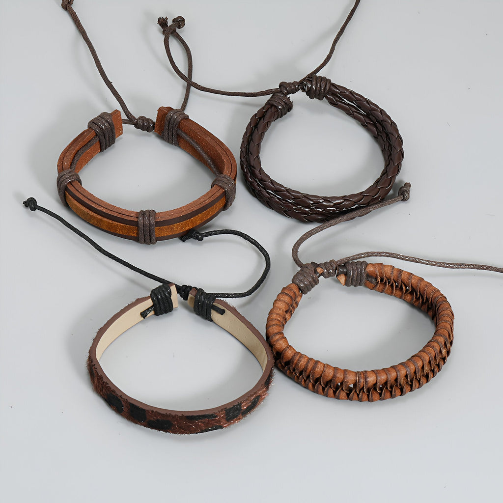 Quatre bracelets homme en microfibre marron avec détails tressés et fermetures ajustables.
