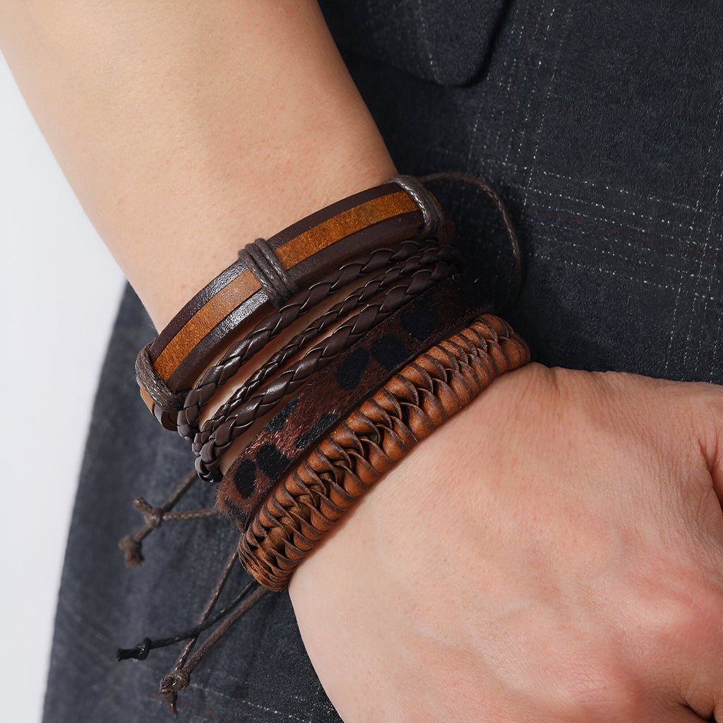 Ensemble de 4 bracelets marron en microfibre, textures variées tressées et lisses, style masculin moderne.