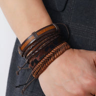 Ensemble de 4 bracelets marron en microfibre, textures variées tressées et lisses, style masculin moderne.
