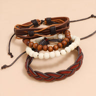 Ensemble de 4 bracelets marron, perles en bois, cuir tressé et lanières multiples avec détails noirs réglables.