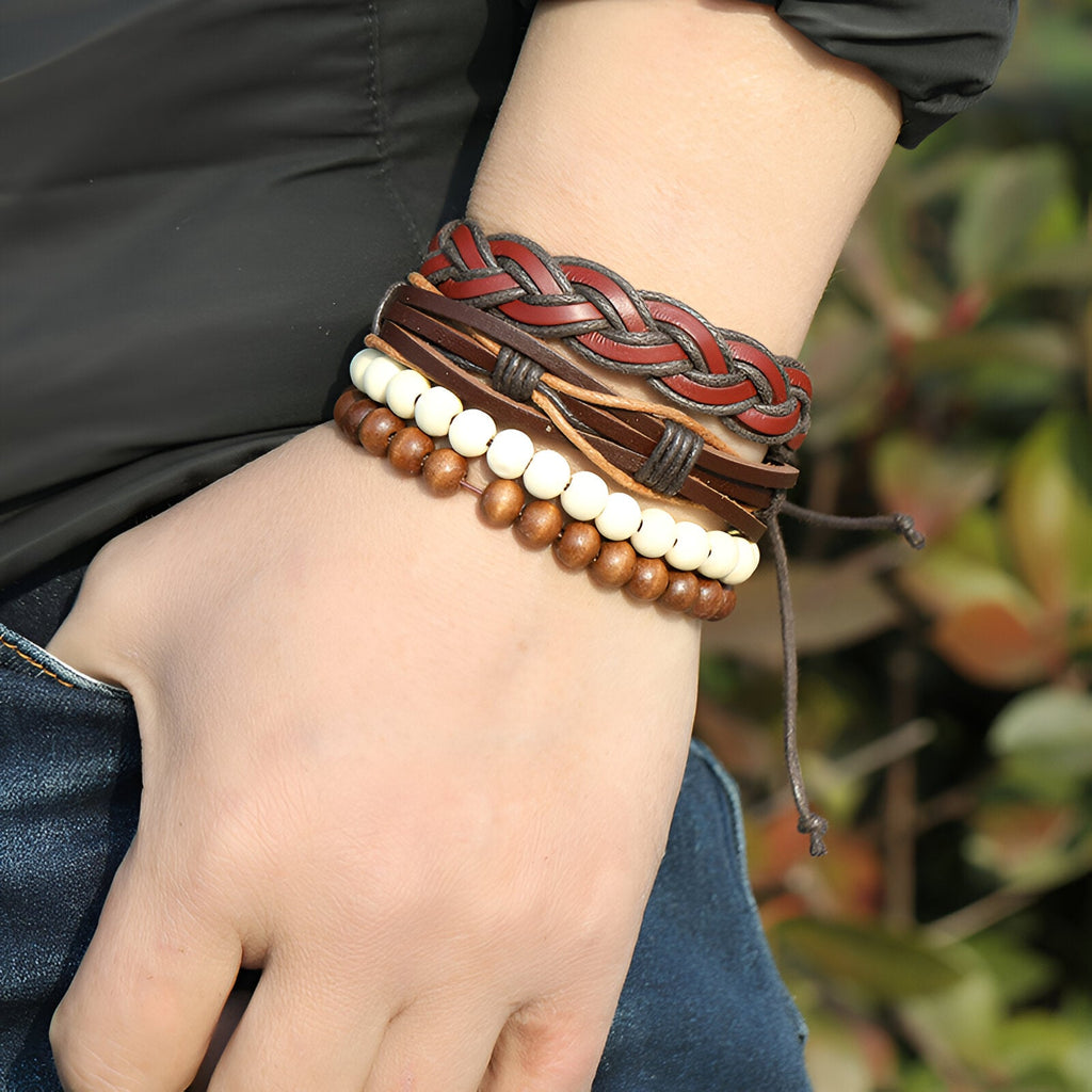 Ensemble de 4 bracelets marron, cuir tressé, perles blanches et bois naturel, style mixte.