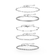 Ensemble de 5 bracelets en acier inoxydable argenté, styles variés dont chaîne, jonc lisse et tressé.