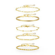 Ensemble de 5 bracelets fins en acier inoxydable doré avec différentes chaînes et textures élégantes.