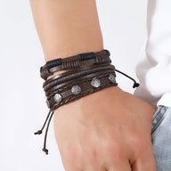 Ensemble de 5 bracelets marron en microfibre avec détails en plume et étoiles métalliques ajustables.