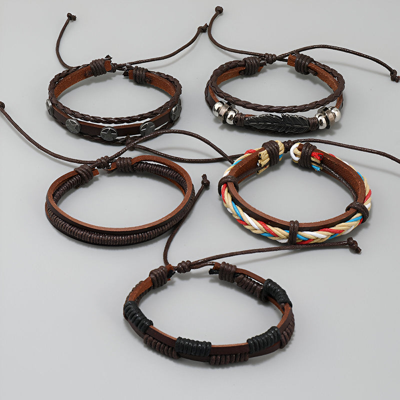 Cinq bracelets marron en microfibre avec détails plume, étoiles et motifs tressés, réglables.