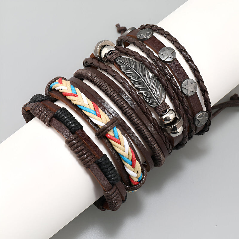Ensemble de 5 bracelets marron en microfibre avec détails tressés, plume métallique et étoiles argentées.