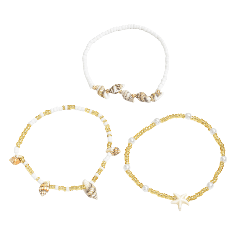 Ensemble de trois bracelets de cheville perlé, détails étoile et coquillages, coloris or et blanc.