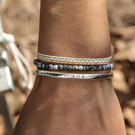 Trio de bracelets tibétains homme en agate multicolore, argent et tressé noir avec motifs gravés.