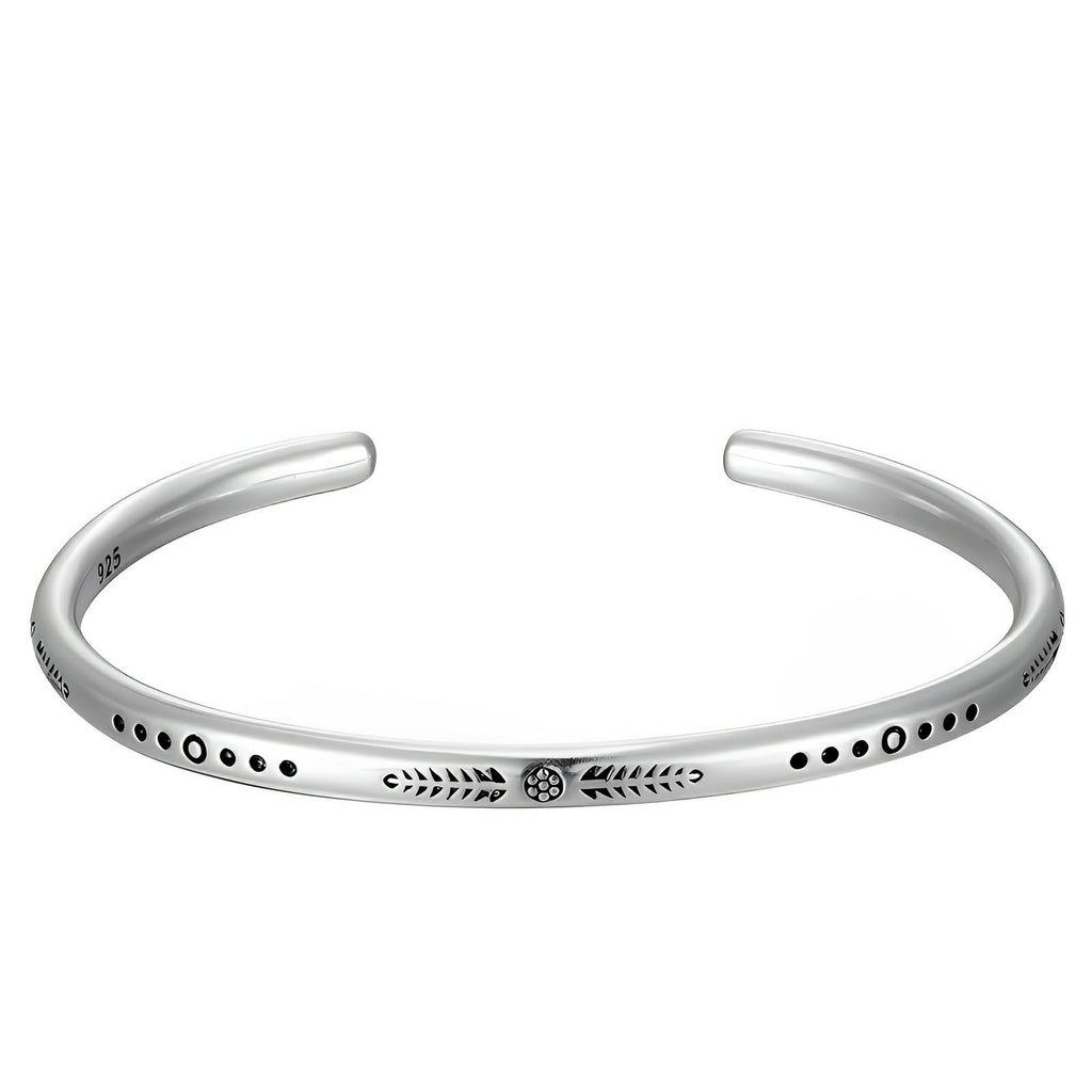 Bracelet tibétain en argent fin à motif gravé central et petits points ajourés, style ouvert pour homme.