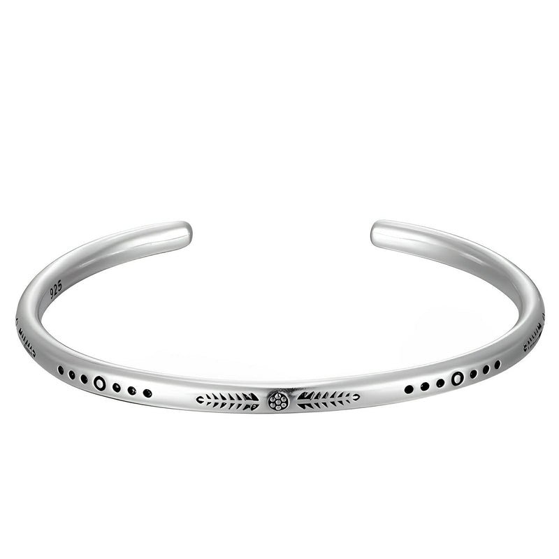 Bracelet tibétain en argent fin à motif gravé central et petits points ajourés, style ouvert pour homme.