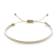 Trio de bracelets tibétains multicolores en fil tressé avec cordon ajustable et perles argentées.