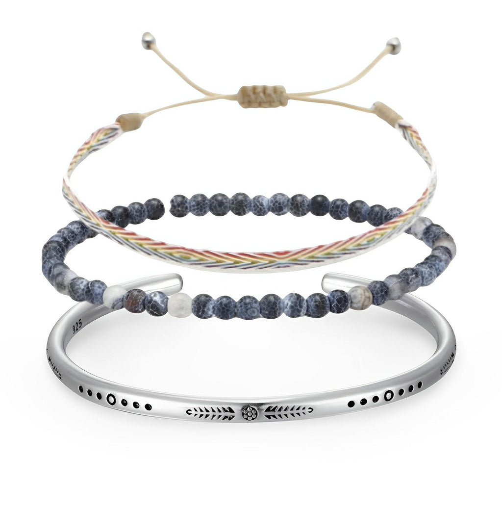 Trio de bracelets tibétains pour homme avec pierres d'agate bleue, cordon multicolore et jonc argenté gravé.