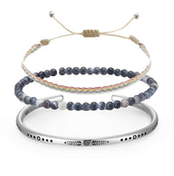 Trio de bracelets tibétains pour homme avec pierres d'agate bleue, cordon multicolore et jonc argenté gravé.