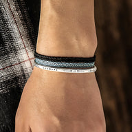 Trio de bracelets tibétains en coton bleu et noir avec détail argenté, style homme.