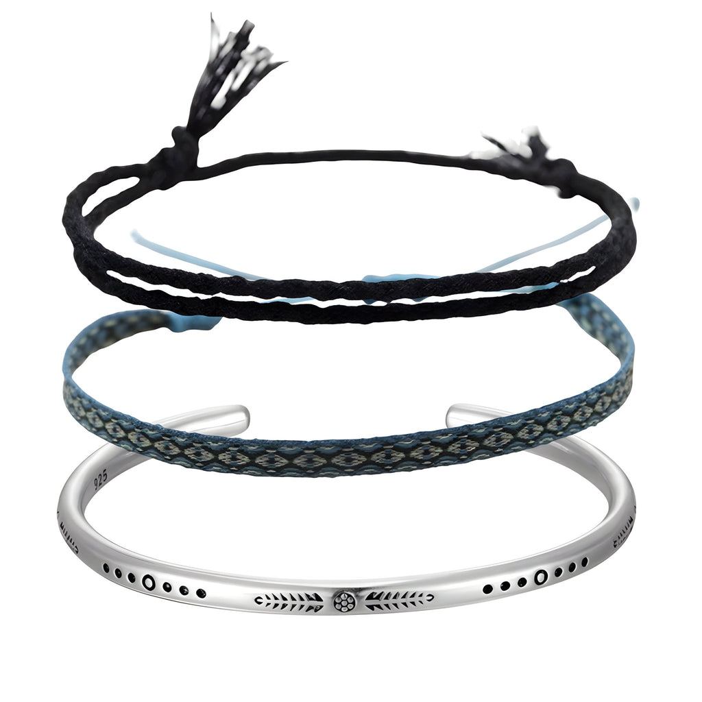 Trio de bracelets homme bleu et noir, cordes tressées et jonc argent avec motifs gravés.