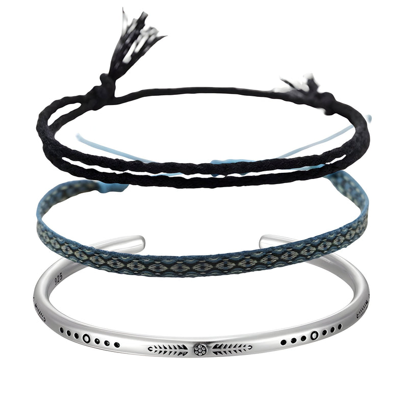 Trio de bracelets homme bleu et noir, cordes tressées et jonc argent avec motifs gravés.