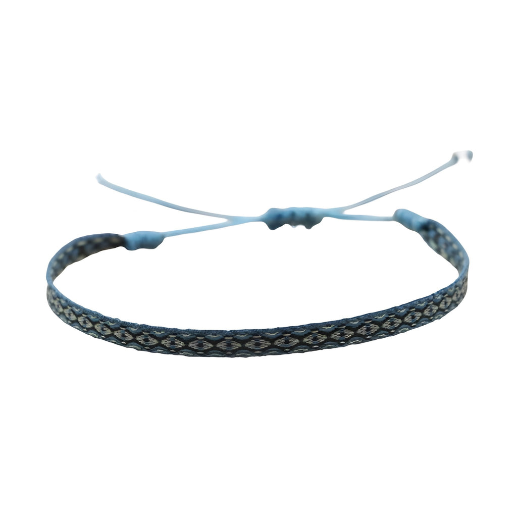 Bracelet tibétain fin bleu et noir en coton avec fermeture ajustable en corde.