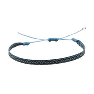 Bracelet tibétain fin bleu et noir en coton avec fermeture ajustable en corde.
