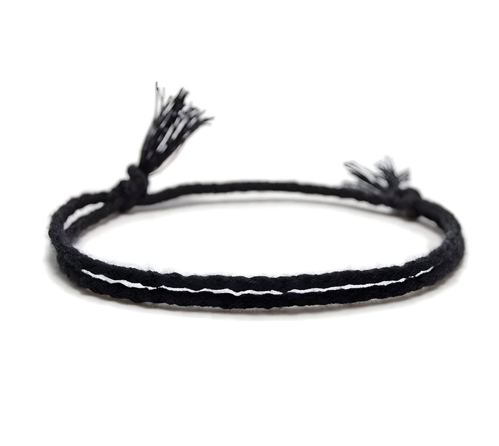 Bracelet tibétain fin noir en coton tressé avec cordon ajustable et argenté.