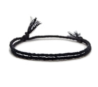 Bracelet tibétain fin noir en coton tressé avec cordon ajustable et argenté.