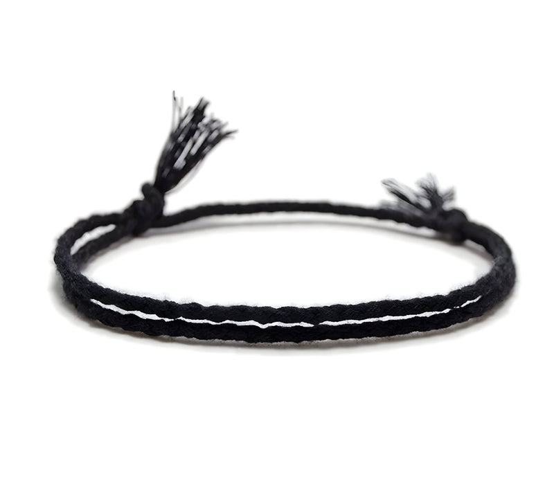 Bracelet tibétain fin noir en coton tressé avec cordon ajustable et argenté.