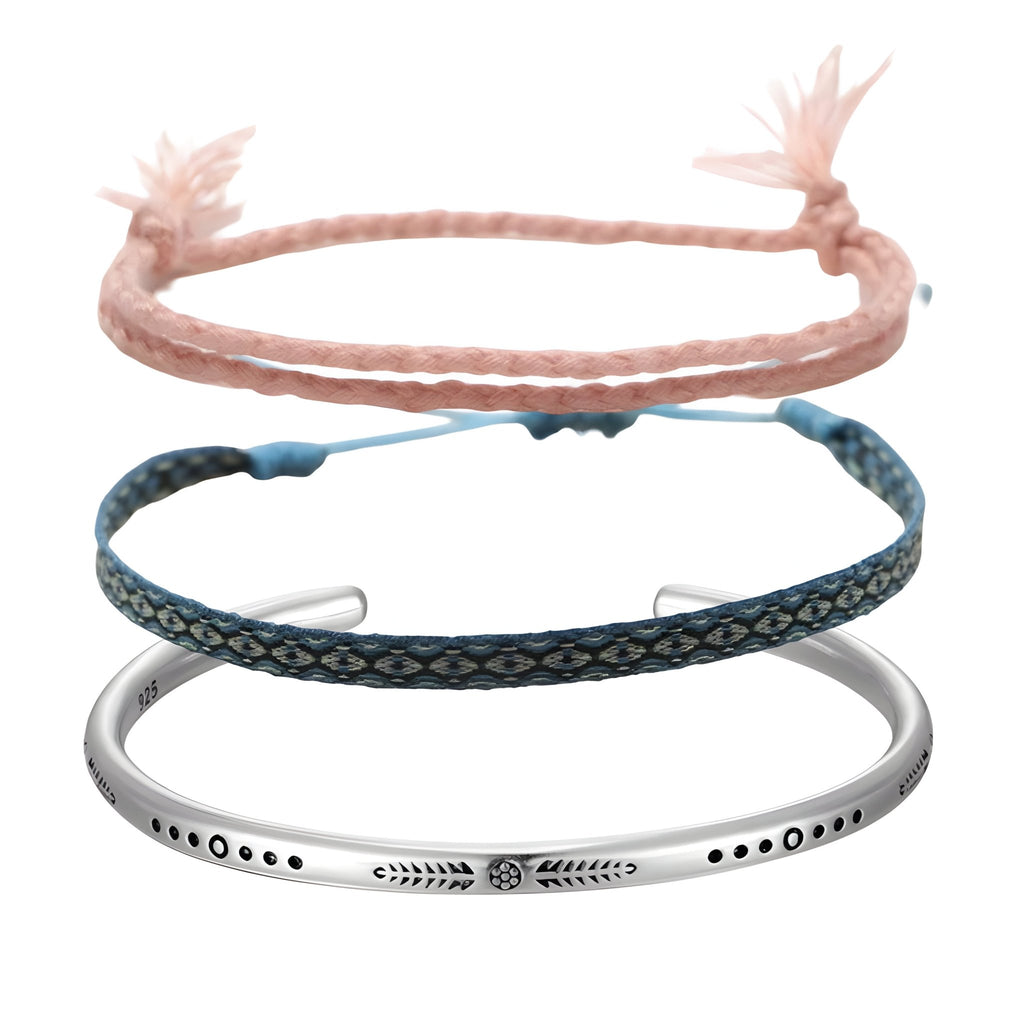 Trio de bracelets homme Stuart, corde rose tressée, tissu bleu et noir avec motifs, jonc argent gravé motifs tibétains.