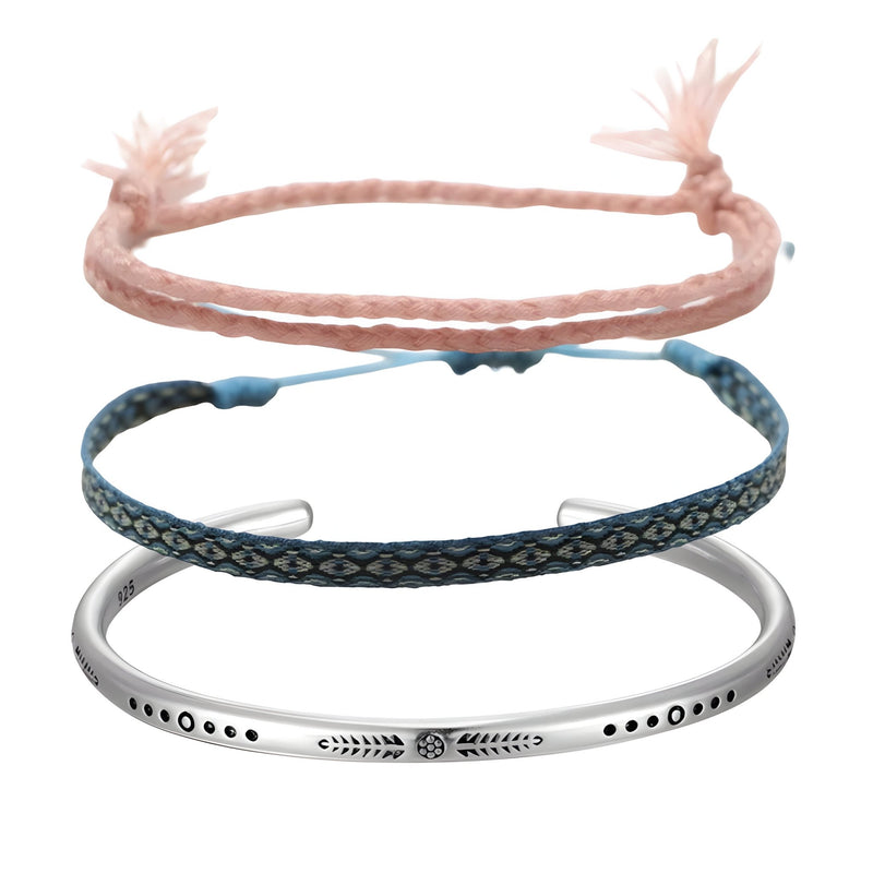 Trio de bracelets homme Stuart, corde rose tressée, tissu bleu et noir avec motifs, jonc argent gravé motifs tibétains.