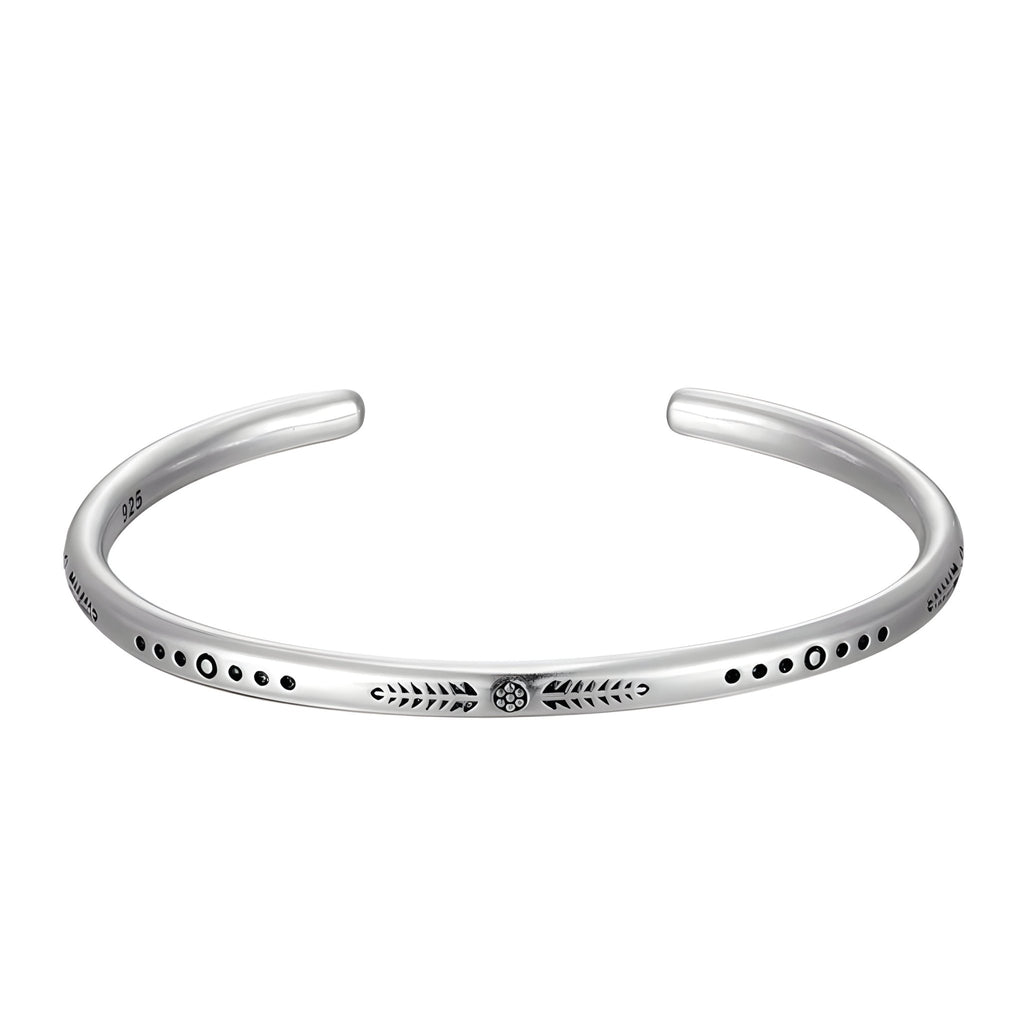 Bracelet tibétain en argent brossé avec gravures ethniques et motif central étoile.