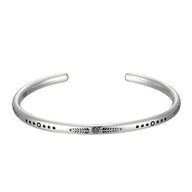 Bracelet tibétain en argent brossé avec gravures ethniques et motif central étoile.