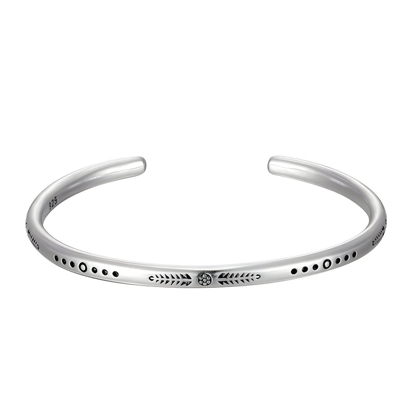 Bracelet tibétain en argent brossé avec gravures ethniques et motif central étoile.