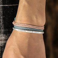 Trio de bracelets tibétains pour homme en coton rose, corde bleue et argent gravé Stuart.